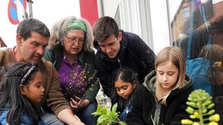 Bensheim, Verein "Genial Regional", Bepflanzung Hochbeet für den Albertus-Kindergarten, 28.04.2023; Foto: Thomas Zelinger