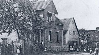 Die erste Poststelle in Einhausen betrieb Christoph Glanzner ab 1887 in seiner früheren Gastwirtschaft (rechtes Bild), die an der Mathildenstraße auf dem Parkplatz des Volksbank-Gebäudes (einstige Zigarrenfabrik Glanzner, mittleres Bild) stand. Die benachbarte Kirchstraße gab es seinerzeit noch nicht. Das linke Bild zeigt in der Mathildenstraße neben dem einstigen Kaufhaus Degen eine private Hofeinfahrt mit Tor. Hier führt heute die Kirchstraße zum Juxplatz.