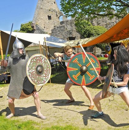 Auf der Burg Lindenfels zeigt das Drachenvolk zum letzten Mal Lagerleben und Schaukämpfe.