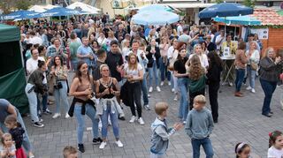 Viel Beifall gab es auch für das Bühnenprogramm mit Tanzdarbietungen und Live-Musik, etwa von der Band Bollwerk.