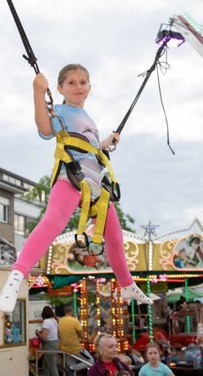 Sehr beliebt bei Kindern war das Bungee-Jumping.