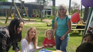Mit etwas Unterstützung der Eltern klebten die Kinder aus der Vielzahl bunter Buchstaben ihre jeweiligen Namen auf schmucke Bretter.