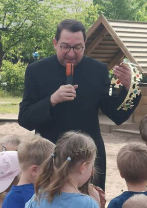 Pfarrer Bartmann zeigte Kindern die „Krone aus London“.