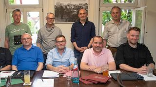 Das Vorstandsteam um Vorsitzenden Hans Joachim Teichmann (sitzend, Mitte): Bestätigt im Amt wurden sein Stellvertreter Mathias Geffert (2.v.r., sitzend) und Walter Opper als Rechner (2.v.l., sitzend). Neuer Schriftführer ist Peter Gündling (2.v.l., stehend). Die Beisitzer stehen erst im nächsten Jahr wieder zur Wahl