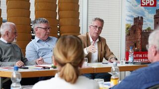 Bundestagsabgeordneter Andreas Larem (re.) sprach bei der Mitgliederversammlung der SPD Auerbach/Hochstädten im Bürgerhaus Kronepark über nationale und internationale Politik.