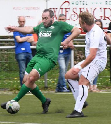 Julian Prikel (links), der hier vor dem Rimbacher Christian Kohl an den ball kommt, traf für den SV Lindenfels doppelt.