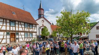 800 Jahre Gronau: Zum Dorfjubiläum hatte die Stadtteildokumentation zu einem Rundgang eingeladen. Ziel waren die historischen Gebäude des Orts.