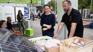 Der Einhäuser Projektmanager Umwelt- und Klimaschutz, Tobias Hübner (r.),beantwortete beim Tag der Städtebauförderung unter anderem Fragen zum Thema Balkonkraftwerke.