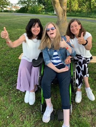 Doris Pleil und Sabine Kaffenberger (zusammen mit Saskia Kaffenberger, M.) freuen sich über die von der SSG Bensheim organisierte Radsportveranstaltung für den guten Zweck. Ihr Unternehmen gehört zu den Gründern der Benefizbewegung „Saskia on Tour“, bei der ebenfalls schon kräftig für die gute Sache in die Pedale getreten wurde (Bild rechts).