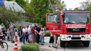Eine Warteschlange bildete sich an der Abfahrt für die Touren im Feuerwehrauto durch die Stadt.