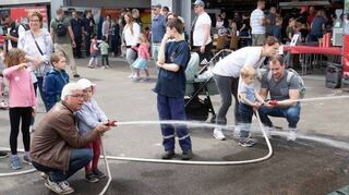 Es ist gar nicht so einfach, mit dem Wasserschlauch zielgenau zu hantieren. Kinder durften sich bei der Feuerwehr im Zielspritzen üben.