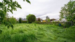 Das ungenutzte Areal zwischen Friedhof und Spielplatz in Rodau ist 830 Quadratmeter groß.