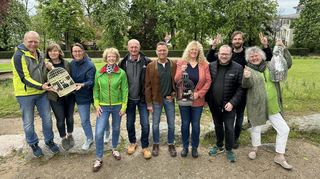 Gemeinsam für den Vogel der Nacht (v. re.): die stellvertretende Fördervereins-Vorsitzende Doris Kellermann, Festivalgründer Harry Hegenbarth, Vorsitzender Henning Ameis, Schatzmeisterin Katrin Moreno, stellvertretender Vorsitzender Martin Dommes, der scheidende Vorsitzende Dirk Bartels, die bisherige zweite Vorsitzende ClaudiaMayer, Schriftführerin Christine Palten, Gründungsmitglied Gabi Kohl und Kassenprüfer Johannes Lückmann.