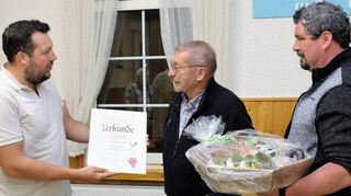 Thomas Petruch (links) und René Degenhardt (rechts) überraschten den scheidenden Vorsitzenden Helmut Fassinger.