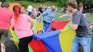 Für die jüngsten Gäste gab es unter anderem Karussellfahrten mit einem Fallschirm.