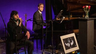 Gerry Fuchs (l.) wandelte musikalisch und frisurtechnisch beim Star Step-Format des Theater Mobile auf den Spuren des US- Rock- und Bluesmusikers Willy DeVille (1950 bis 2009), begleitet wurde Fuchs von Dominik Nottarp am Klavier.