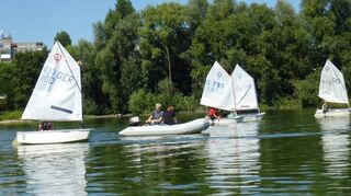 Erste Ausfahrten mit den Segelbooten machen die Jungsegler unter Aufsicht auf dem Bruchsee.