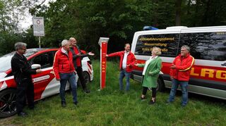 Am Niederwaldsee wurde eine Notrufsäule aufgestellt. Bei einem Ortstermin informierten die Beteiligten am Mittwoch über das Projekt. Unser Bild zeigt (v.l.) Stadtbrandinspektor Jens-Peter Karn, Lars Wagenknecht (DLRG), Andreas Mihm (Björn-Steiger-Stiftung), Thomas Rech (DLRG), Erste Stadträtin Nicole Rauber-Jung und Matthias Denner (DLRG).