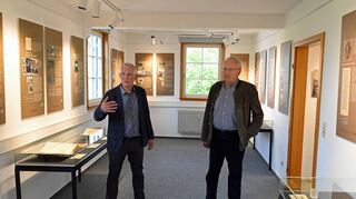 Die Kuratoren Thilo Figaj (l.) und Prof. Dr. Joachim-Felix Leonhard in den Räumen der neuen Lorscher Dokumentationsstätte.