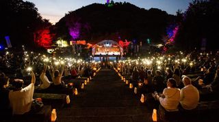 Beim Maiberg-Open-Air herrscht durch die Illumination in den Abendstunden auf der Heppenheimer Freilichtbühne eine besondere Atmosphäre.