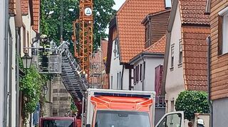 bzw_FFW_Einsatz

Zwingenberg. Die Freiwillige Feuerwehr musste in dieser Woche zur Unterstützung des Rettungsdienstes in die Zwingenberger Altstadt ausrücken. Einsatzkräfte aus Zwingenberg, Rodau und Bensheim halfen den Sanitätern beim Transport einer Person aus dem Obergeschoss eines Anwesens an der Untergasse, die wegen eines medizinischen Notfalls ins Krankenhaus gebracht werden musste, wie stellvertretender Stadtbrandinspektor Karl-Heinz Zecher berichtet. Die Kameraden aus Bensheim unterstützten mit ihrem Drehleiterfahrzeug; die Einsatzleitung hatte Stadtbrandinspektor Reiner Schellhaas. red/Bild: Karl-Heinz Zecher/FFW Zwingenberg