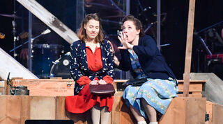 Erna Raad alias Jo Fleming i(rechts), gespielt von Jeannette Friedrich und Birgit Widmann in der Rolle der Lise überzeugen bei der Premiere des Joy Fleming Musical auf der Bundesgartenschau in Mannheim.