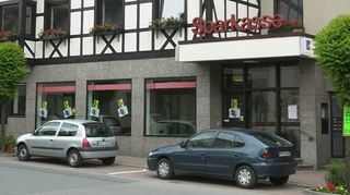 Die Lindenfelser Sparkassen-Filiale in der Nibelungenstraße wurde in eine Selbstbedienungsfiliale ohne Personal umgewandelt. Dagegen regt sich nun großer Widerstand seitens der Kommunalpolitiker.