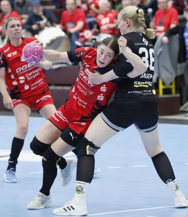 Die Flames dürfen wie zuletzt gegen Waiblingen (am Ball Isabell Hurst) auch heute gegen Bad Wildungen auf dem neuen blauen Hallenboden ran.