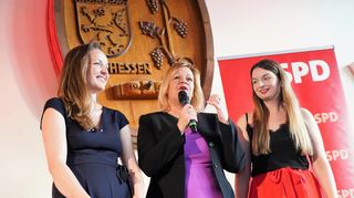 Bundesinnenministerin Nancy Faeser (M.) tritt für die SPD bei der Landtagswahl als Spitzenkandidatin an. Josefine Koebe (l.) aus Bensheim und Simone Reiners (r.) aus Heppenheim wollen die beiden Bergsträßer Wahlkreise gewinnen.