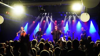 Die Oysterband musste am Samstag bei ihrem Auftritt im Bensheimer Musiktheater Rex ohne ihren Geiger auskommen, der aus privaten Gründen verhindert war. Das wirkte sich auf die Songs aus, das Publikum hatte dennoch viel Spaß.