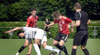 Der Bensheimer Maximilian Köhler (im weißen Trikot) strauchelt im Kampf um den Ball – der FC 07 enttäuschte mit einer 0:1-Niederlage gegen Höchst.