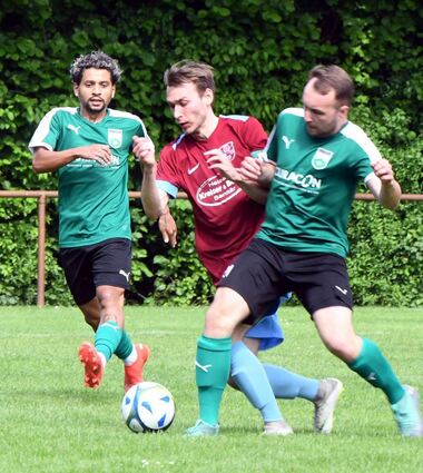 Der Rodauer Daniel Kloster (Mitte) wird bedrängt vom Heppenheimer Marc Bezouska (links Franzisco Das Chagas Delgado Junior).
