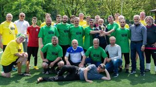 Da ist das Ding: Der Pokal für den Sieger des sportlichen Vergleichs ging an die Mannschaft der Imame.
