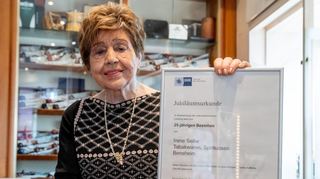 bbe, 12.05.2023, Rauchkultur Irene Seiler, 25jähriges Jubiläum, IHK Urkunde, ,, Bild: Thomas Neu