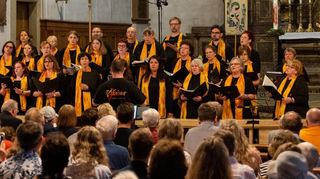 In der katholischen Kirche St. Nazarius begeisterte der Gospelchor Voices mit seinem Konzert. Die Zuhörer klatschten manches Mal im Rhythmus mit, wünschten sie am Ende eine Zugabe und der Chor erfüllte den Wunsch gern.