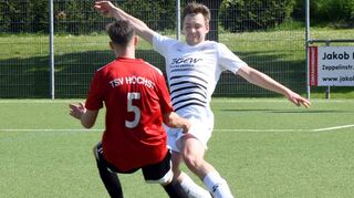 Der FC 07 kassierte gegen Höchst ein bitteres 0:1; hier versucht Florian Ilcken (re.), einen Gegenspieler zu umkurven.