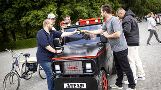 Eine Gruppe Männer steht am Vatertag um einen großen Bollerwagen in der Optik eines Fahrzeugs aus der Actionserie «The A-Team» am Maschsee-Nordufer. +++ dpa-Bildfunk +++