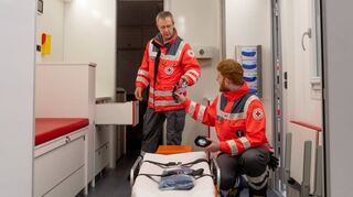 Blick ins Innere: In der neuen mobilen Sanitätsstation ist die Behandlungsliege nun mittig angeordnet.