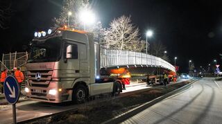 Die an der Weststadthalle eingestürzte Fußgängerbrücke kann wieder eingehoben werden. Die Sanierungsarbeiten sind abgeschlossen, am 31. Mai soll der Steg von Lorsch nach Bensheim transportiert werden. Unser Bild entstand beim Abtransport Ende Februar.
