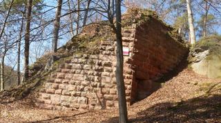 Die Reste der 1281 zerstörten Burg Lichtenstein. Eventuell waren sie Teil eines großen Wohnturms.