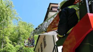 Die neue Drehleiter der Lindenfelser Wehr kam bei der Menschenrettung aus dem Obergeschoss zum Einsatz.