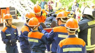 Nachwuchs-Feuerwehleute kümmerten sich bei der Übung um den Abtransport der Geretteten.
