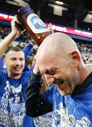 Aufstiegsparty: Bierdusche für Lilien-Trainer Torsten Lieberknecht.