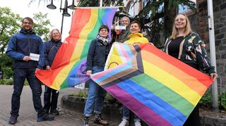 Fahnenhissung am Bensheimer Rathaus zum Internationalen Tag gegen Homo-, Bi-, Inter- und Trans- und Asexuellenfeindlichkeit.