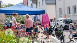 Der Ortsflohmarkt in Einhausen bot Gelegenheit, entspannt zu bummeln. Viele Besucher kamen von auswärts. Auch Kinder kamen auf ihre Kosten, da viel Spielzeug im Angebot war.