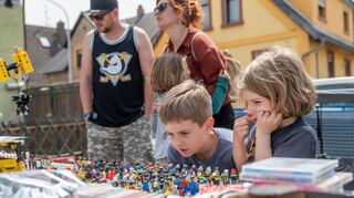 ble, Einhausen, Ortsflohmarkt,Mathildenstraße, Legosammler  bot seine Schätze an,   Bild: Thomas Neu