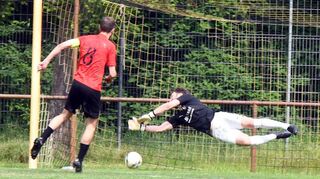 Die Entscheidung: Einhausens Torwart Alexander Kunzelmann springt in die richtige Ecke, kann das 0:1 durch den verwandelten Elfmeter des Abtsteinachers Nils Makan aber nicht verhindern.