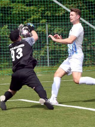 Elmshausens Keeper Steffen Franke ist vor dem Lorscher Torben Gatscha am Ball.