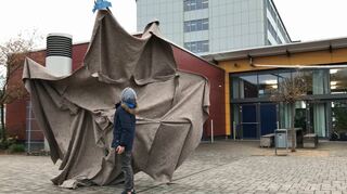 Ein Standbild aus dem Kurzfilm „Die Deckokratietatur“, den die Video-AG des Goethe-Gymnasiums auf dem Schulgelände mit Hilfe der Stop-Motion-Filmtechnik gedreht hat.