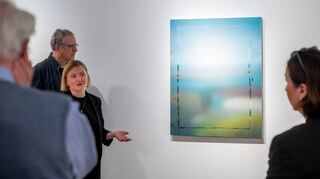 Die Kunsthistorikerin Anna Raab führte am Sonntag durch die Sonderausstellung im Museum mit Werken von Jochen Mühlenbrink.